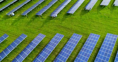 Hava görünümünde güneş panelleri