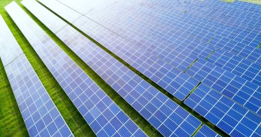 Hava görünümünde güneş panelleri