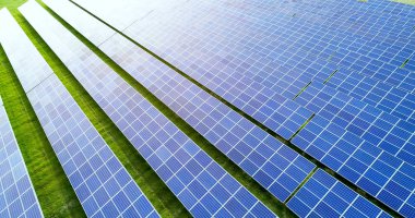 Hava görünümünde güneş panelleri