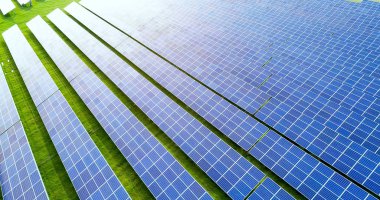 Hava görünümünde güneş panelleri