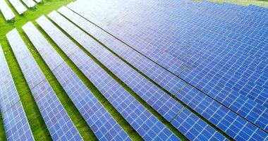 Hava görünümünde güneş panelleri