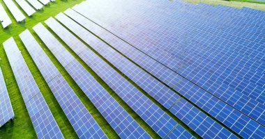 Hava görünümünde güneş panelleri
