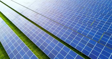 Hava görünümünde güneş panelleri