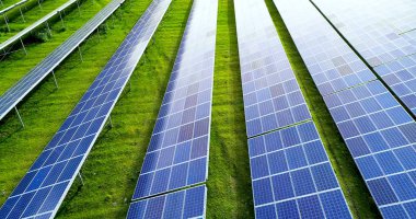 Hava görünümünde güneş panelleri