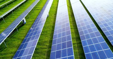 Hava görünümünde güneş panelleri