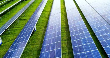 Hava görünümünde güneş panelleri