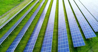 Hava görünümünde güneş panelleri