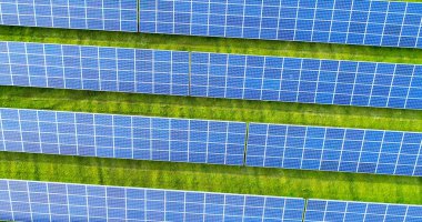 Hava görünümünde güneş panelleri