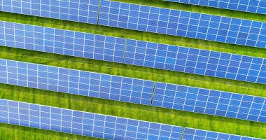 Hava görünümünde güneş panelleri