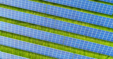 Hava görünümünde güneş panelleri