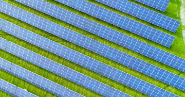 Hava görünümünde güneş panelleri