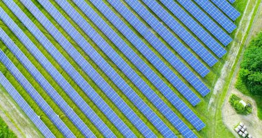 Hava görünümünde güneş panelleri