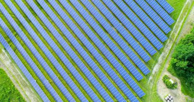 Hava görünümünde güneş panelleri
