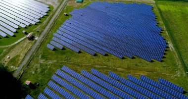 Hava görünümünde güneş panelleri