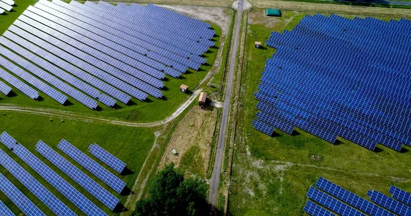 空中看到的太阳能电池板 — 图库照片