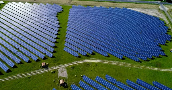 Hava görünümünde güneş panelleri