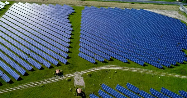 Hava görünümünde güneş panelleri