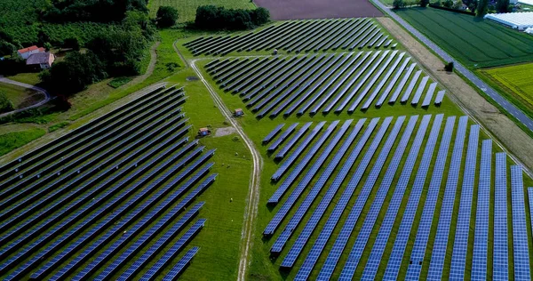 Hava görünümünde güneş panelleri