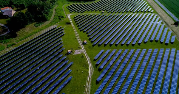 Hava görünümünde güneş panelleri