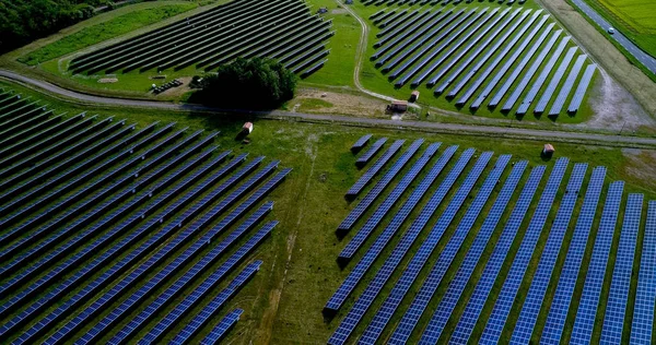 Hava görünümünde güneş panelleri