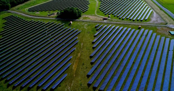 Hava görünümünde güneş panelleri