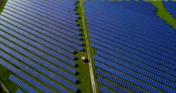 Hava görünümünde güneş panelleri