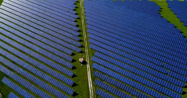 Hava görünümünde güneş panelleri