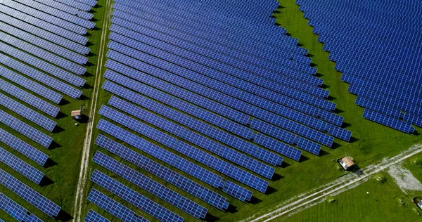 Hava görünümünde güneş panelleri