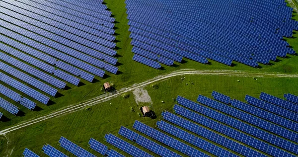 Hava görünümünde güneş panelleri