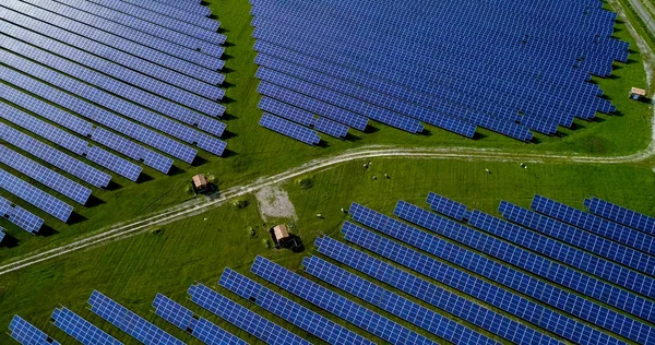 Hava görünümünde güneş panelleri