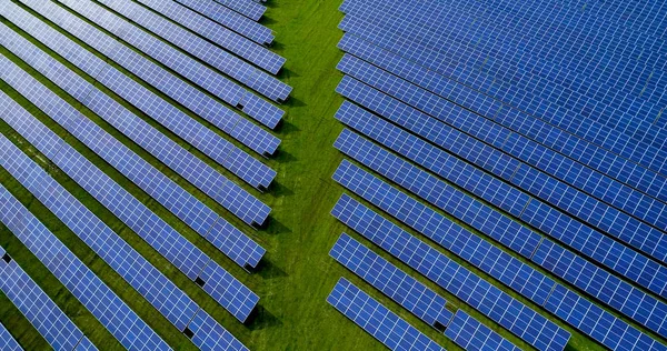 Hava görünümünde güneş panelleri