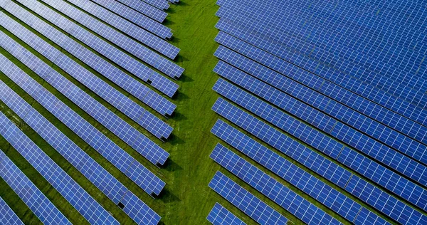 Hava görünümünde güneş panelleri