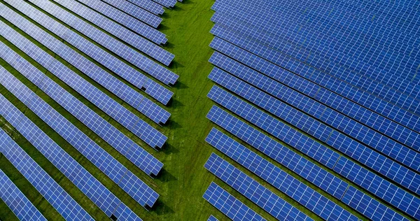 Hava görünümünde güneş panelleri