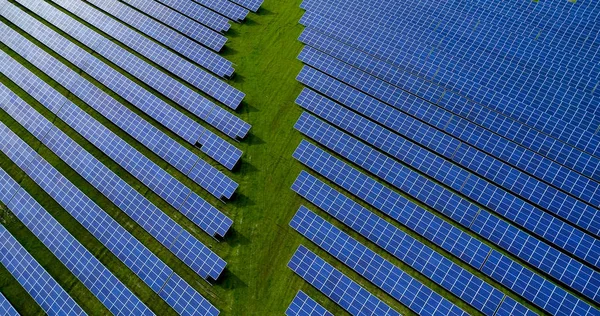 空中看到的太阳能电池板 — 图库照片