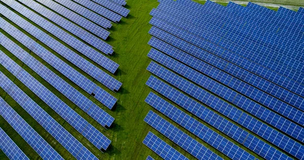Hava görünümünde güneş panelleri