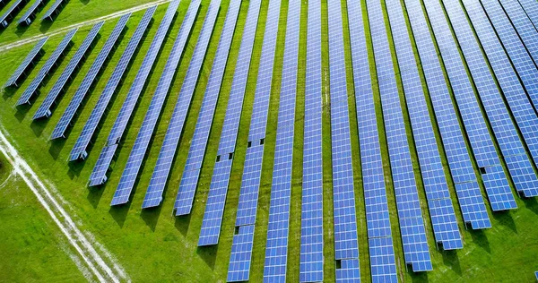 Hava görünümünde güneş panelleri