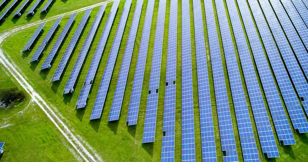 Hava görünümünde güneş panelleri