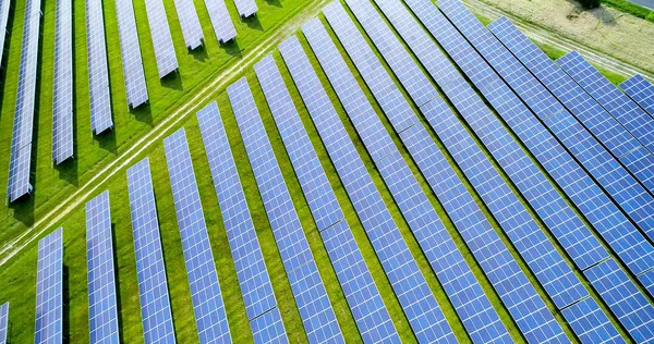 空中看到的太阳能电池板 — 图库照片