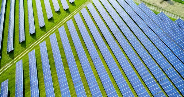 空中看到的太阳能电池板 — 图库照片