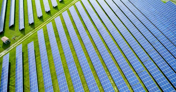 Hava görünümünde güneş panelleri
