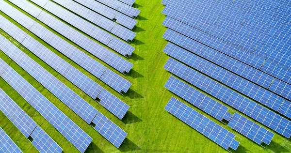 Hava görünümünde güneş panelleri