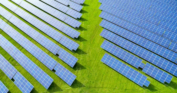 Hava görünümünde güneş panelleri