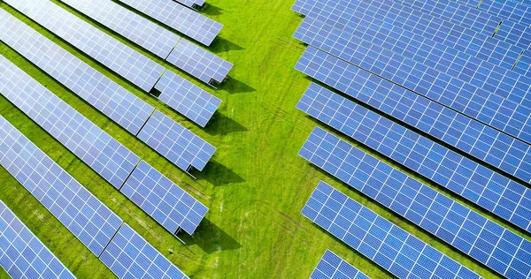 Hava görünümünde güneş panelleri