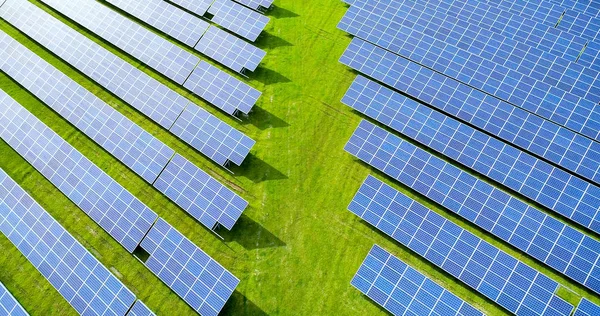 Hava görünümünde güneş panelleri