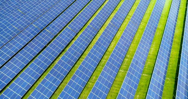 Hava görünümünde güneş panelleri