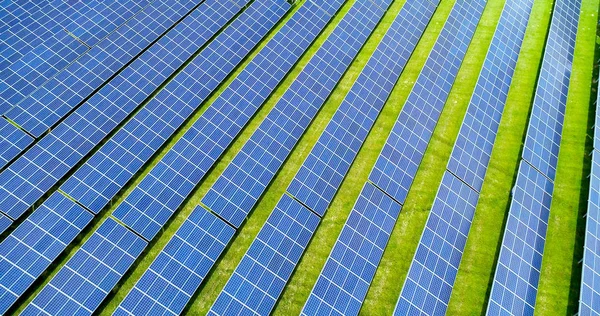 Hava görünümünde güneş panelleri