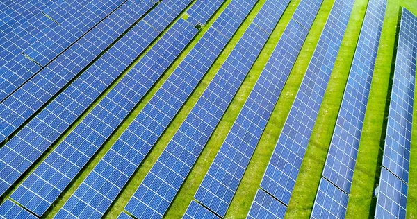 Hava görünümünde güneş panelleri