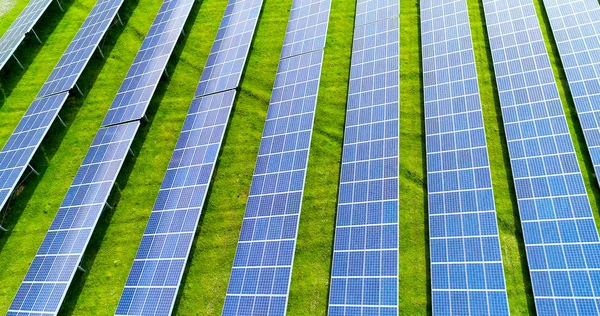 Hava görünümünde güneş panelleri
