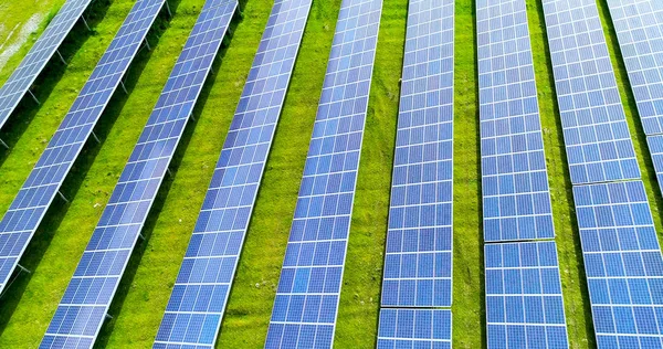 Hava görünümünde güneş panelleri