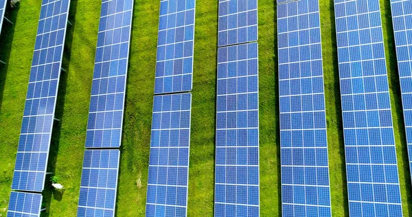 Hava görünümünde güneş panelleri